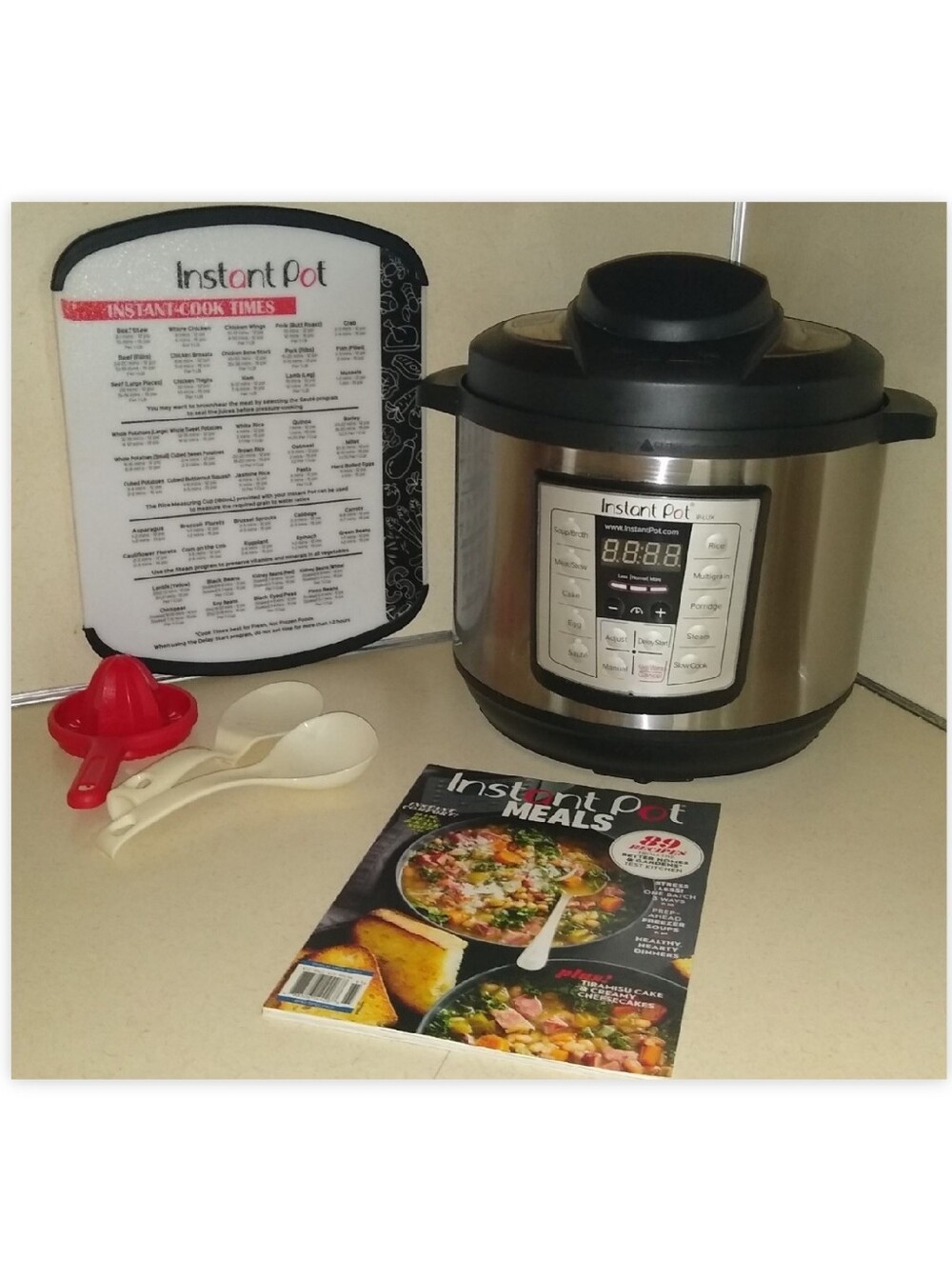 INSTANT POT LUX 6-IN-1 COOKER / CUTTING BOARD / RECIPE BOOK
